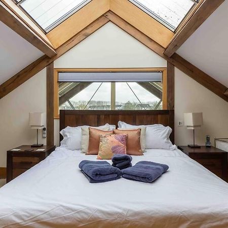 Otters Holt Villa Somerford Keynes Екстериор снимка