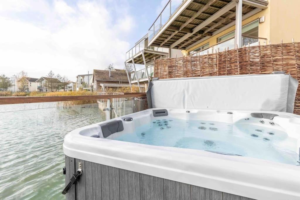 Otters Holt Villa Somerford Keynes Екстериор снимка