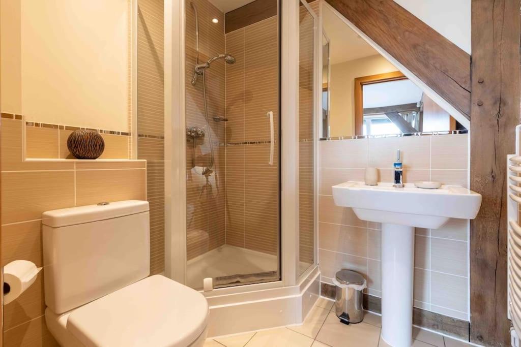 Otters Holt Villa Somerford Keynes Екстериор снимка