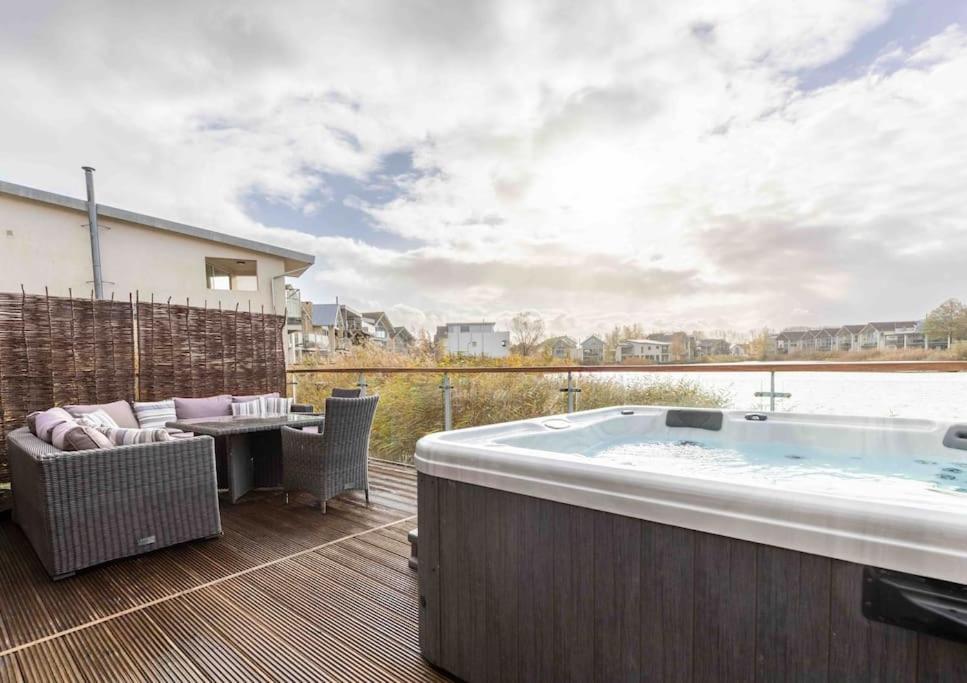 Otters Holt Villa Somerford Keynes Екстериор снимка