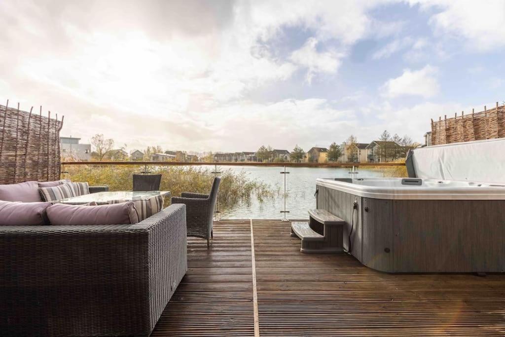 Otters Holt Villa Somerford Keynes Екстериор снимка