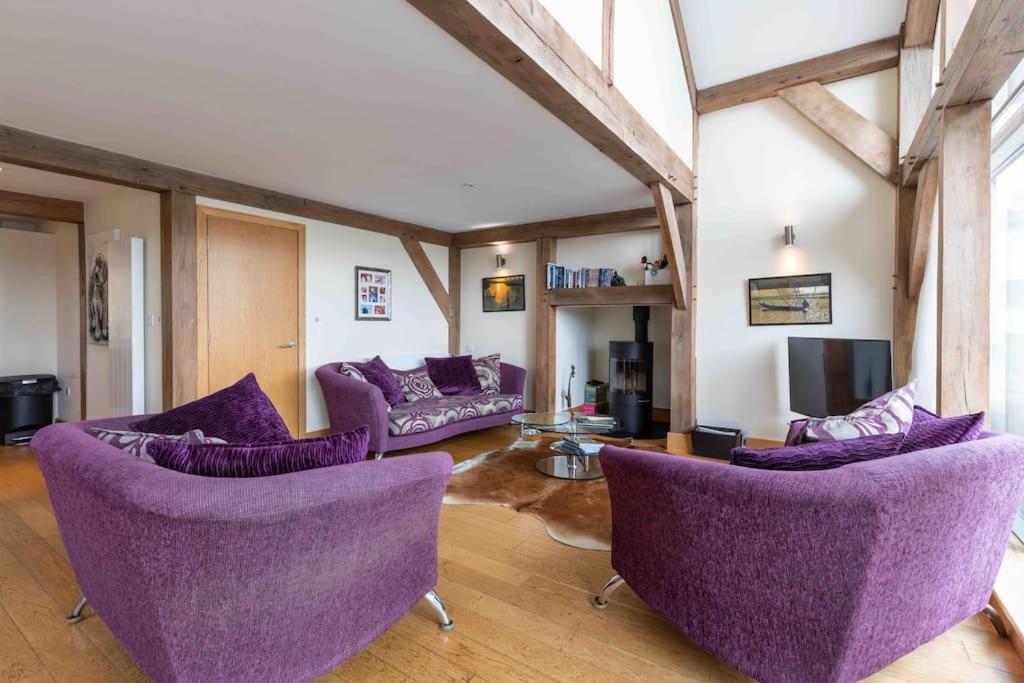 Otters Holt Villa Somerford Keynes Екстериор снимка