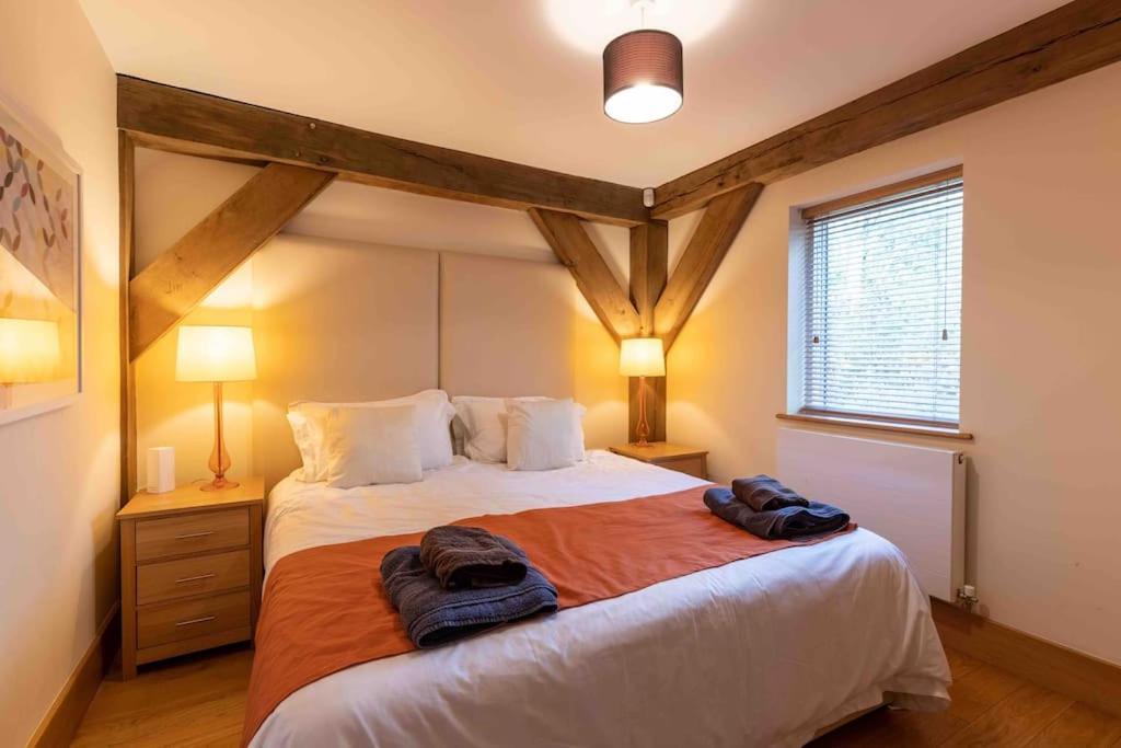 Otters Holt Villa Somerford Keynes Екстериор снимка