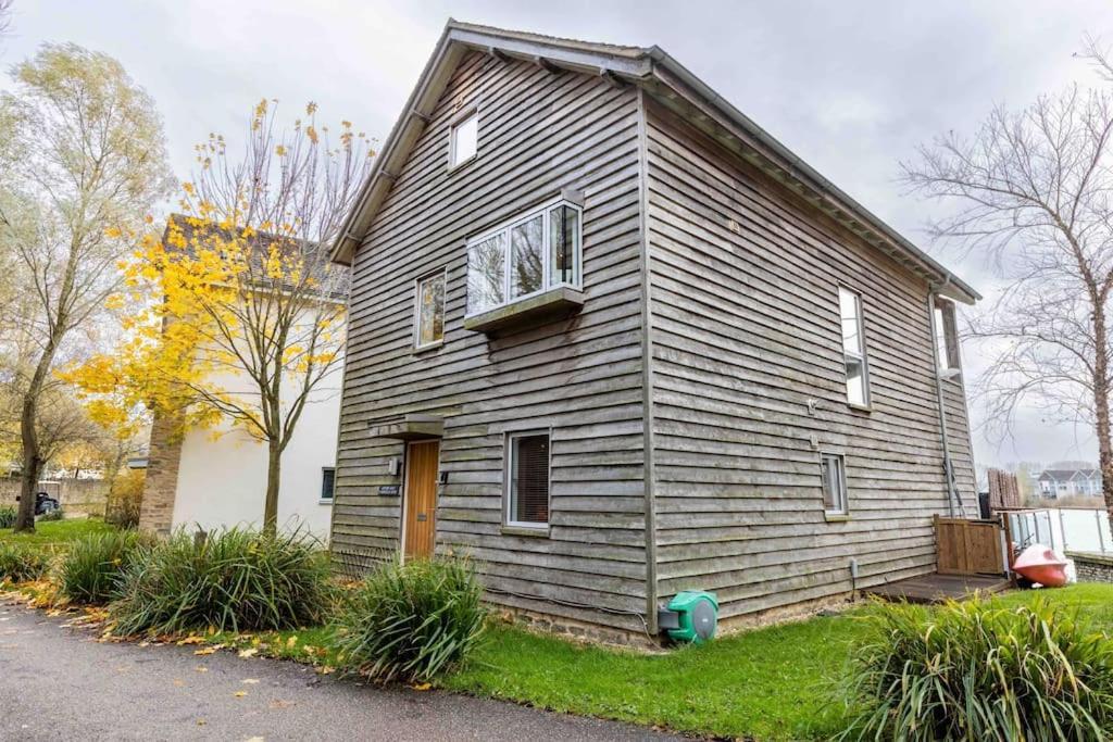 Otters Holt Villa Somerford Keynes Екстериор снимка