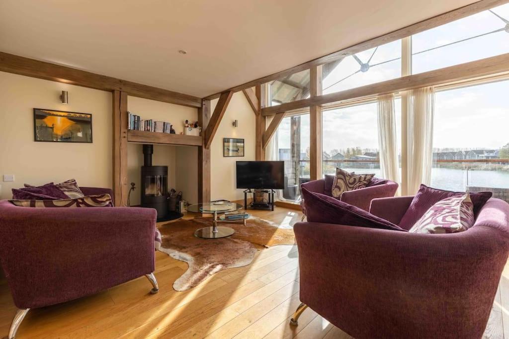Otters Holt Villa Somerford Keynes Екстериор снимка