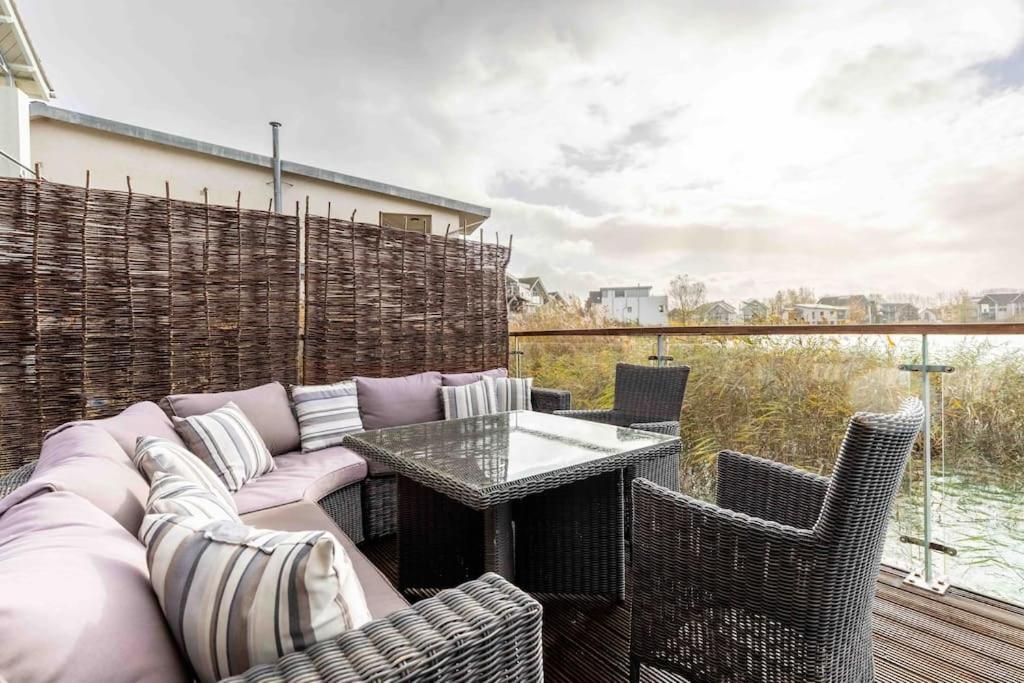 Otters Holt Villa Somerford Keynes Екстериор снимка