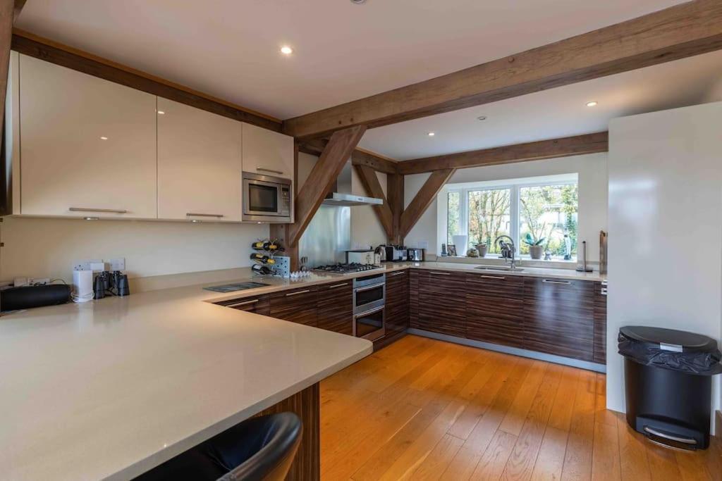 Otters Holt Villa Somerford Keynes Екстериор снимка
