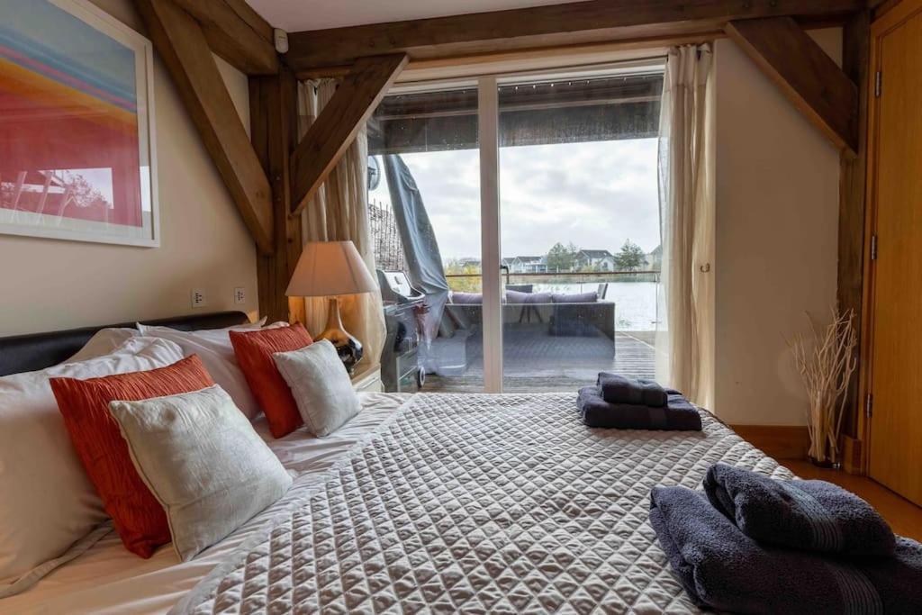 Otters Holt Villa Somerford Keynes Екстериор снимка