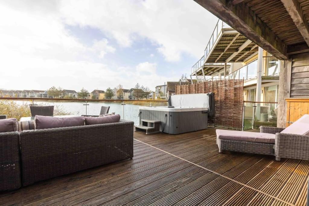 Otters Holt Villa Somerford Keynes Екстериор снимка