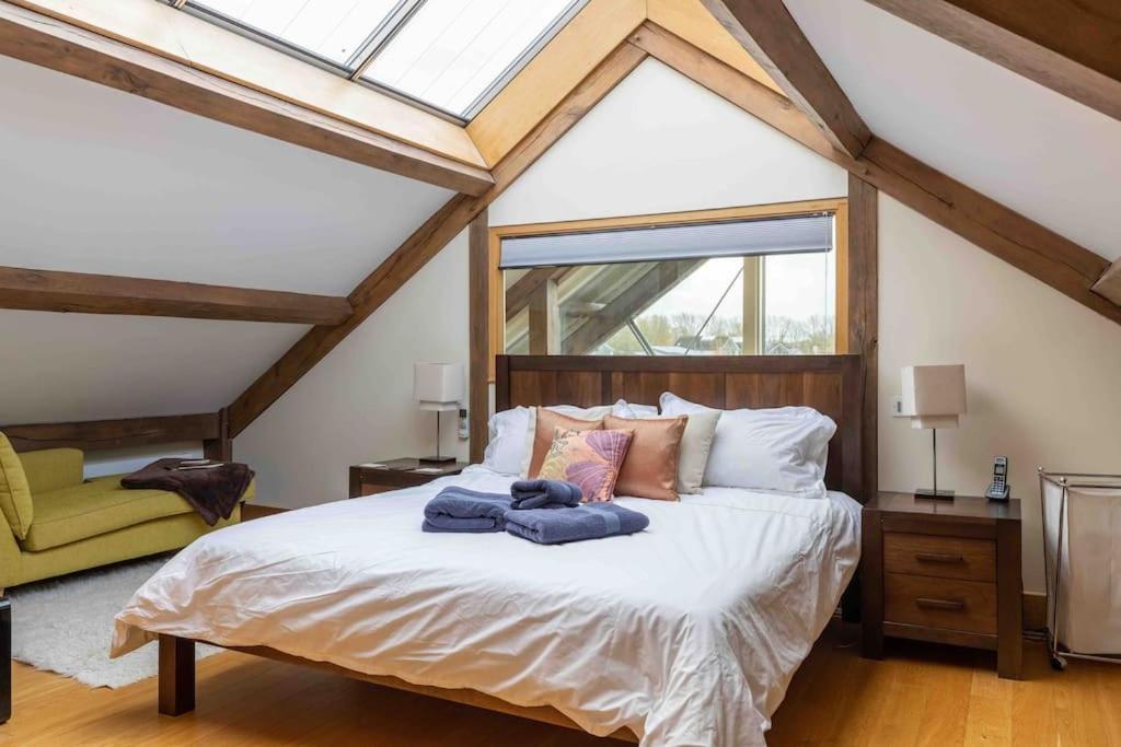 Otters Holt Villa Somerford Keynes Екстериор снимка