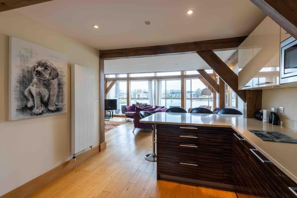 Otters Holt Villa Somerford Keynes Екстериор снимка
