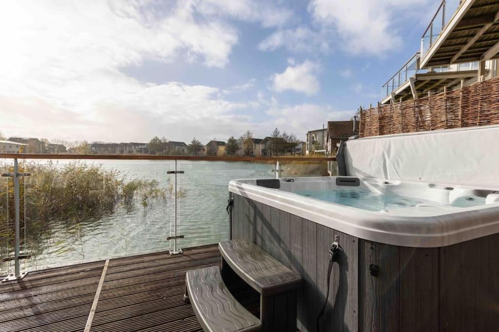 Otters Holt Villa Somerford Keynes Екстериор снимка