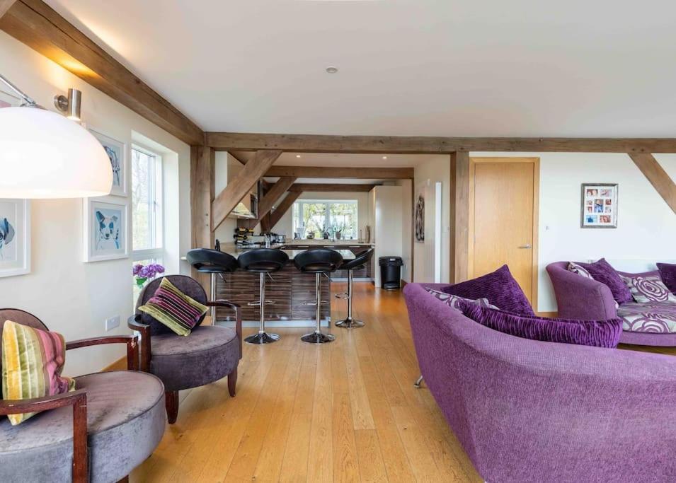 Otters Holt Villa Somerford Keynes Екстериор снимка