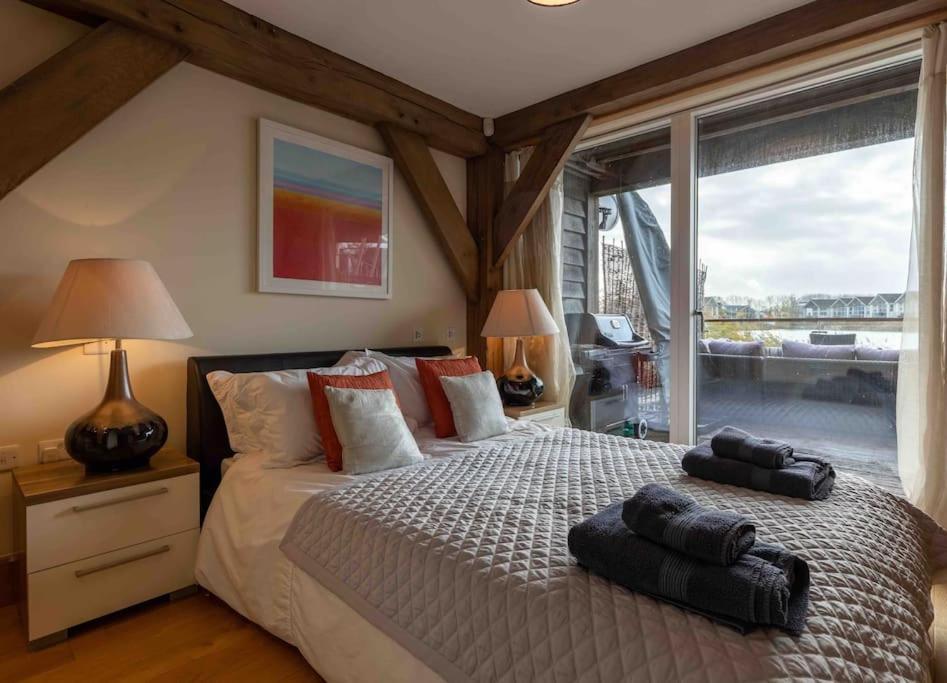 Otters Holt Villa Somerford Keynes Екстериор снимка
